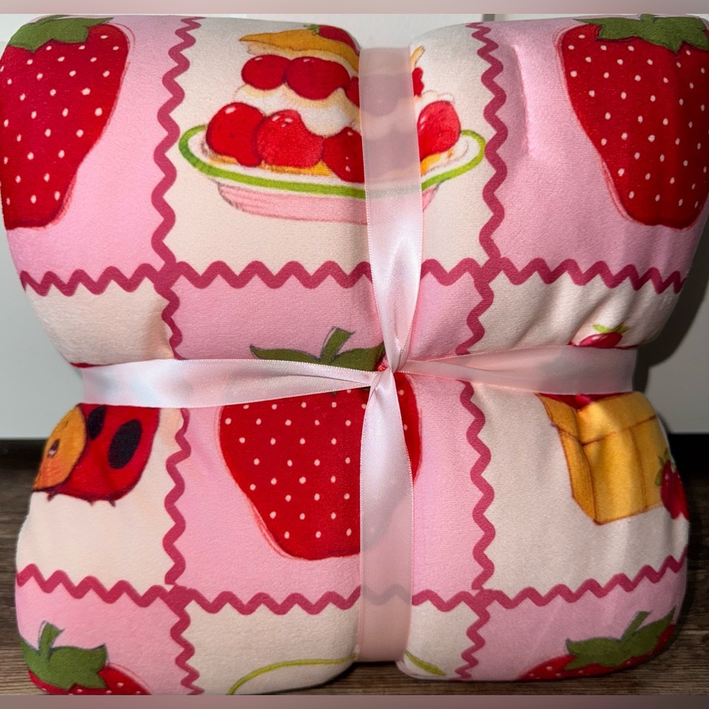 Strawberry Shortcake Blanket 🍓 - Picture 3 of 3